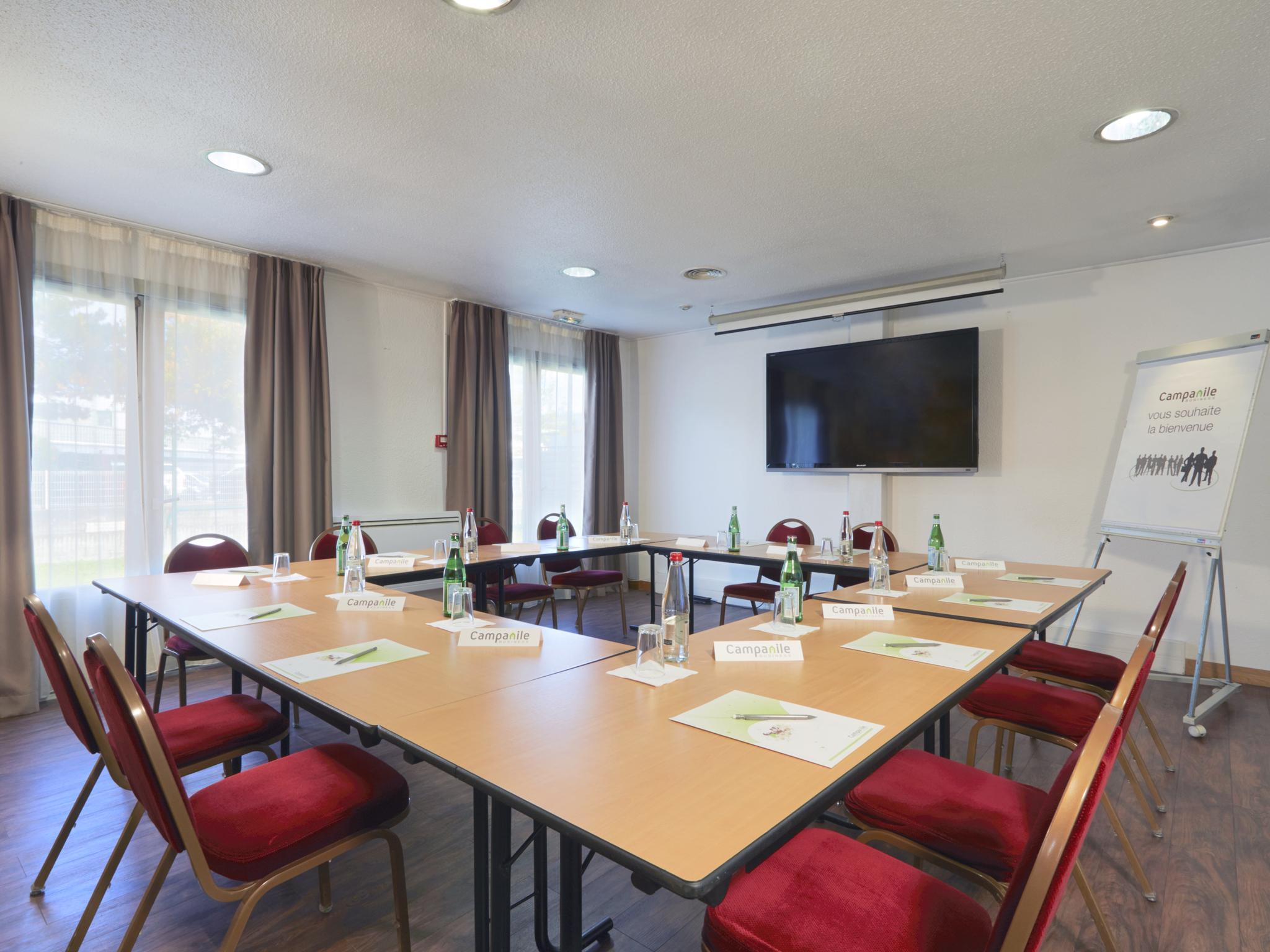 Campanile Chambery Hotel Exterior photo